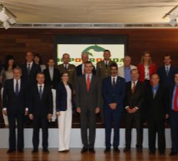 Sus Majestades los Reyes junto a una representación del Hipódromo de San Sebastián, con ocasión de su centenario